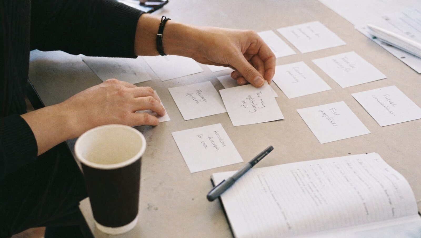 Session de tri de cartes vue de dessus : cartes regroupées en clusters
